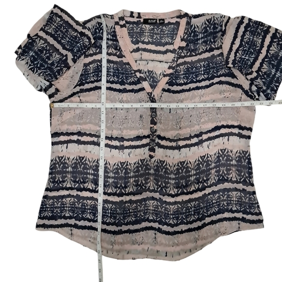 a.n.a Women's blouse Long Sleeves V Neck Size XL Blue and Pink. - Picture 6 of 8